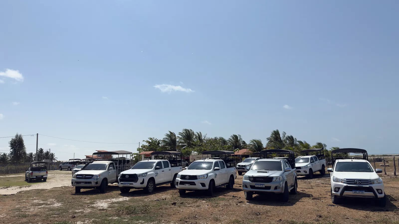Caminhonetes 4x4 estacionadas na entrada do Rancho Canto de Atins