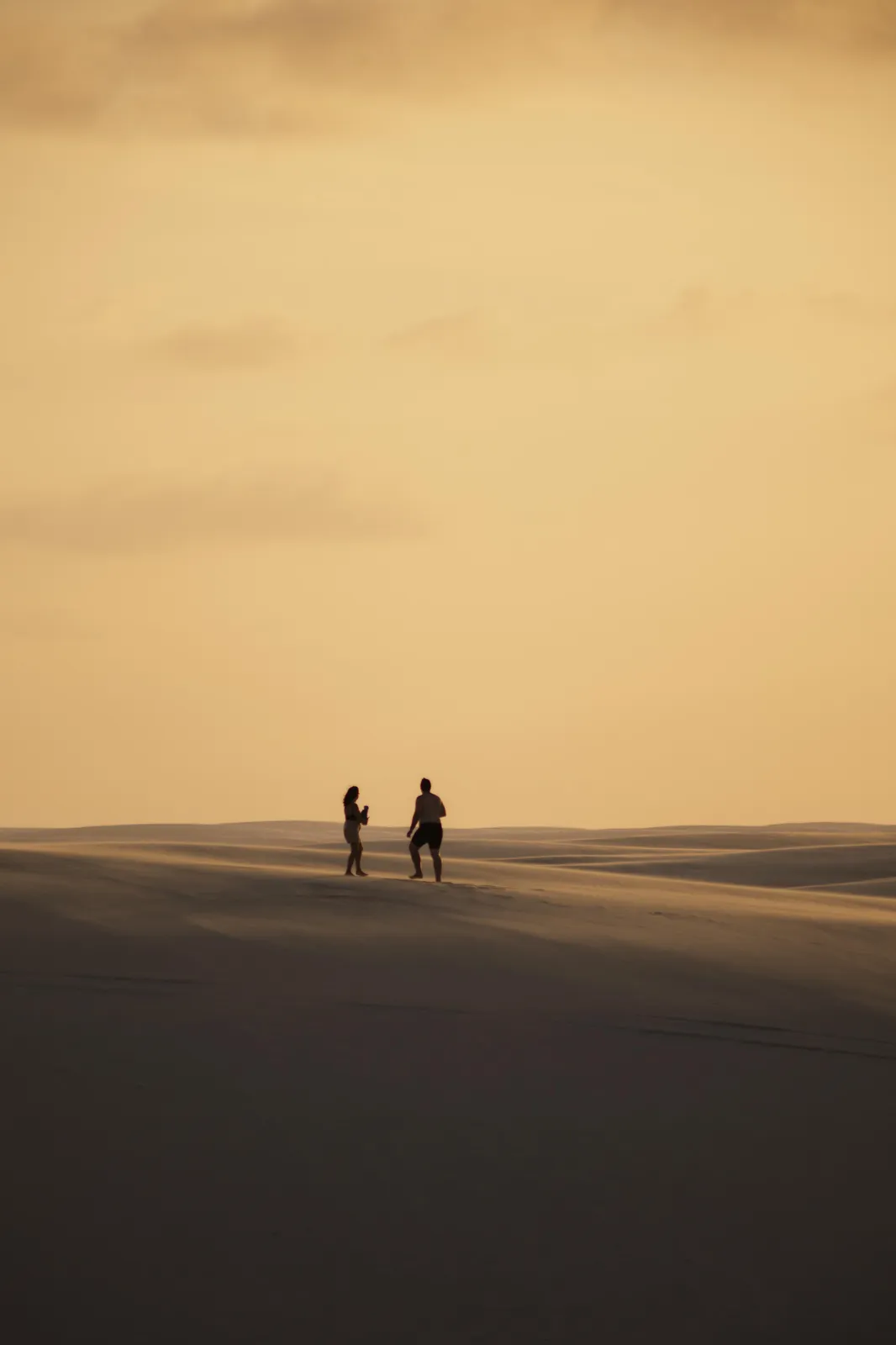 Duna dos Lençóis Maranhenses no fim da tarde, com a areia em tons dourados